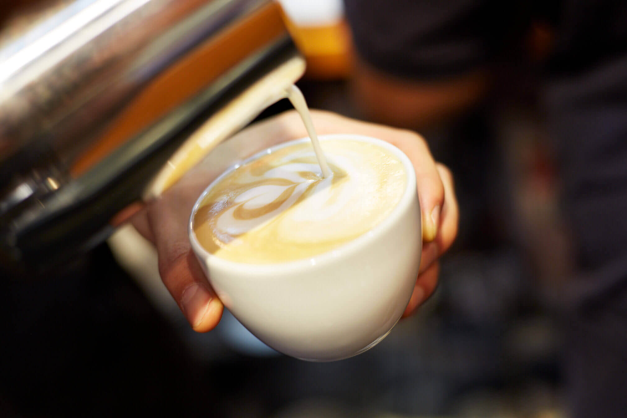 Nahaufnahme Tasse mit Latte Art