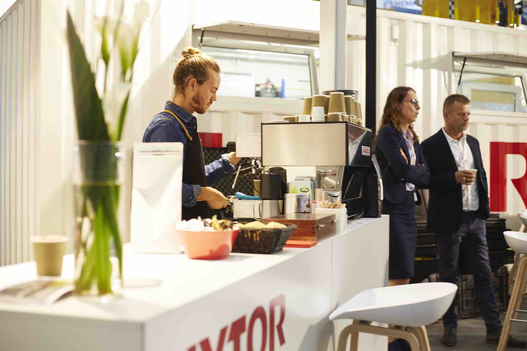 goldenblack Barista am Messestand